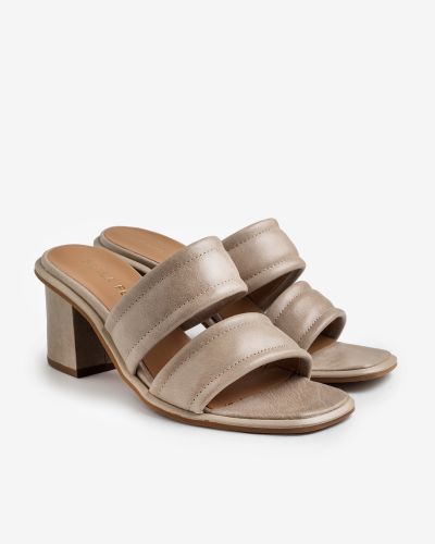 Paola Ferri μπεζ δερμάτινα καρέ mules