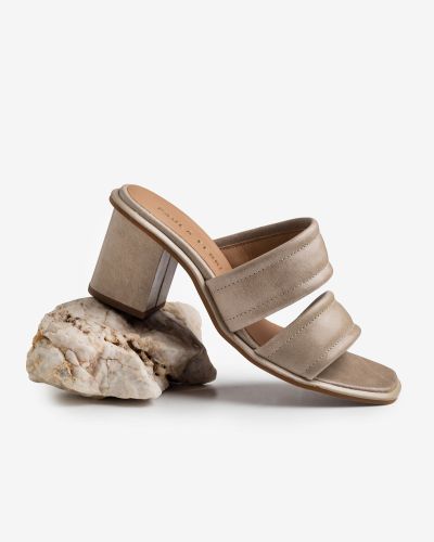 Paola Ferri μπεζ δερμάτινα καρέ mules