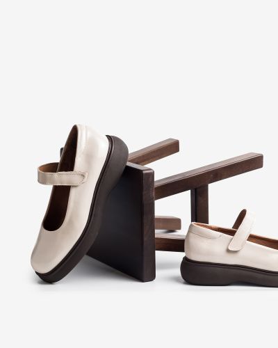 Wikers εκρού λουστρίνι flat με μπαρέτα