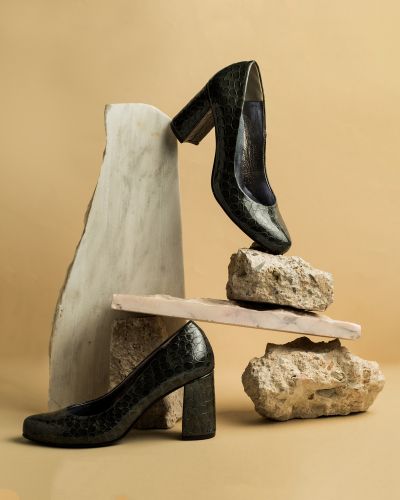 moustakis pumps in olive green/grey crocodile effect patent leather